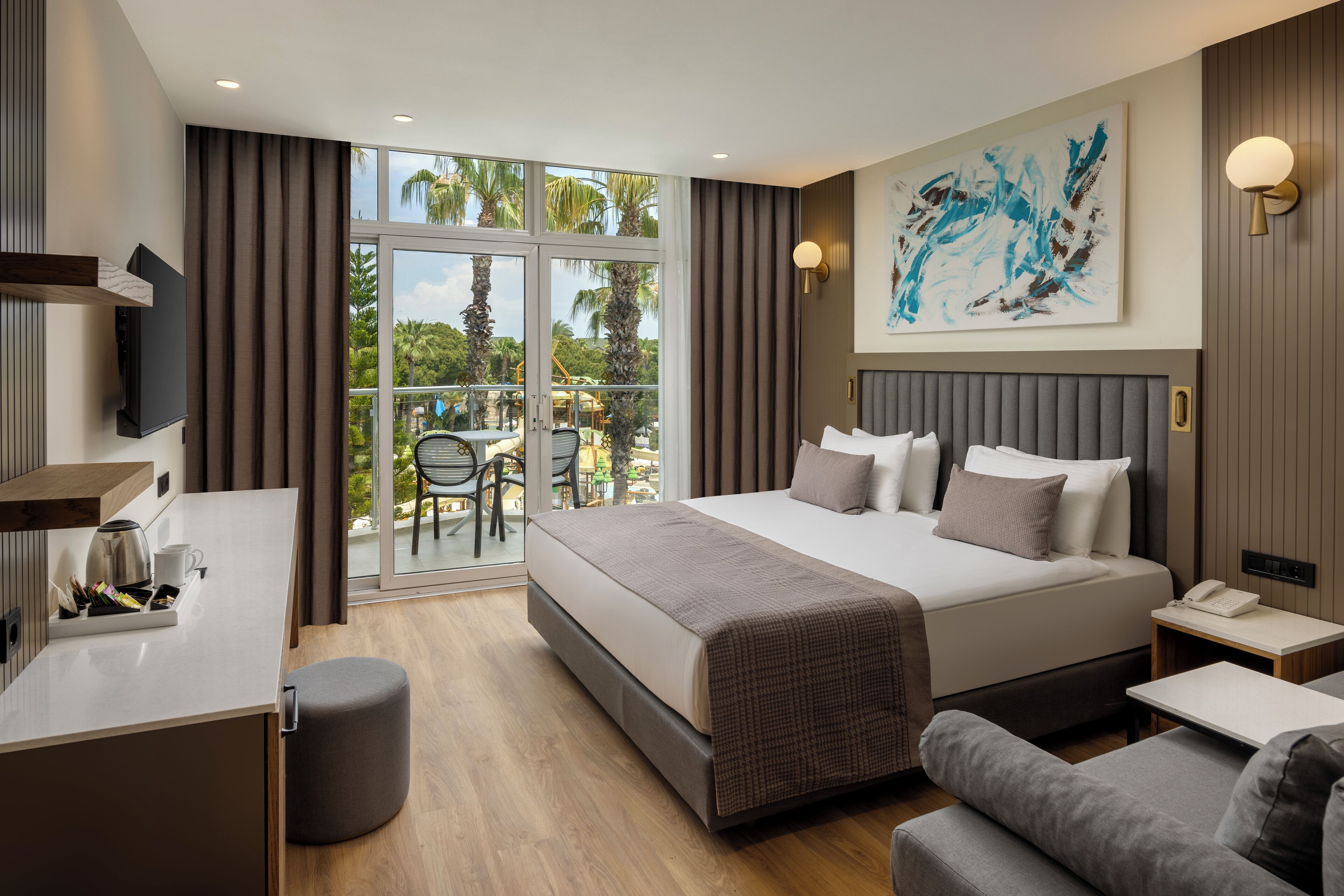 Minibar con artículos gratuitos y caja de seguridad en la habitación 