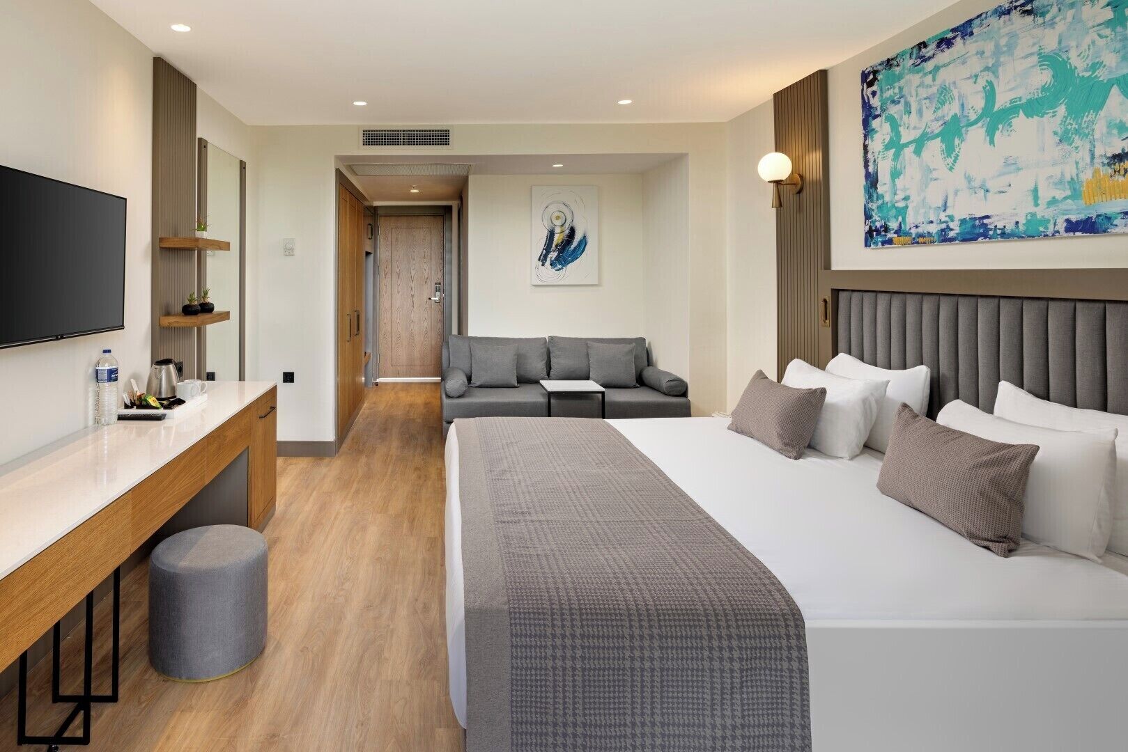 Minibar con artículos gratuitos y caja de seguridad en la habitación 