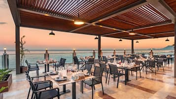 6 か所のレストラン、朝食、ランチ、ディナーに営業 (多国籍料理)