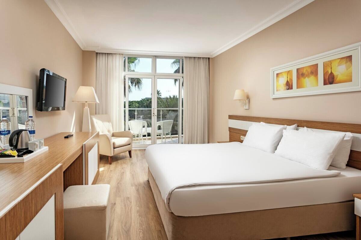 Standard Room, Garden View | Free minibar, in-room safe, desk, blackout drapes