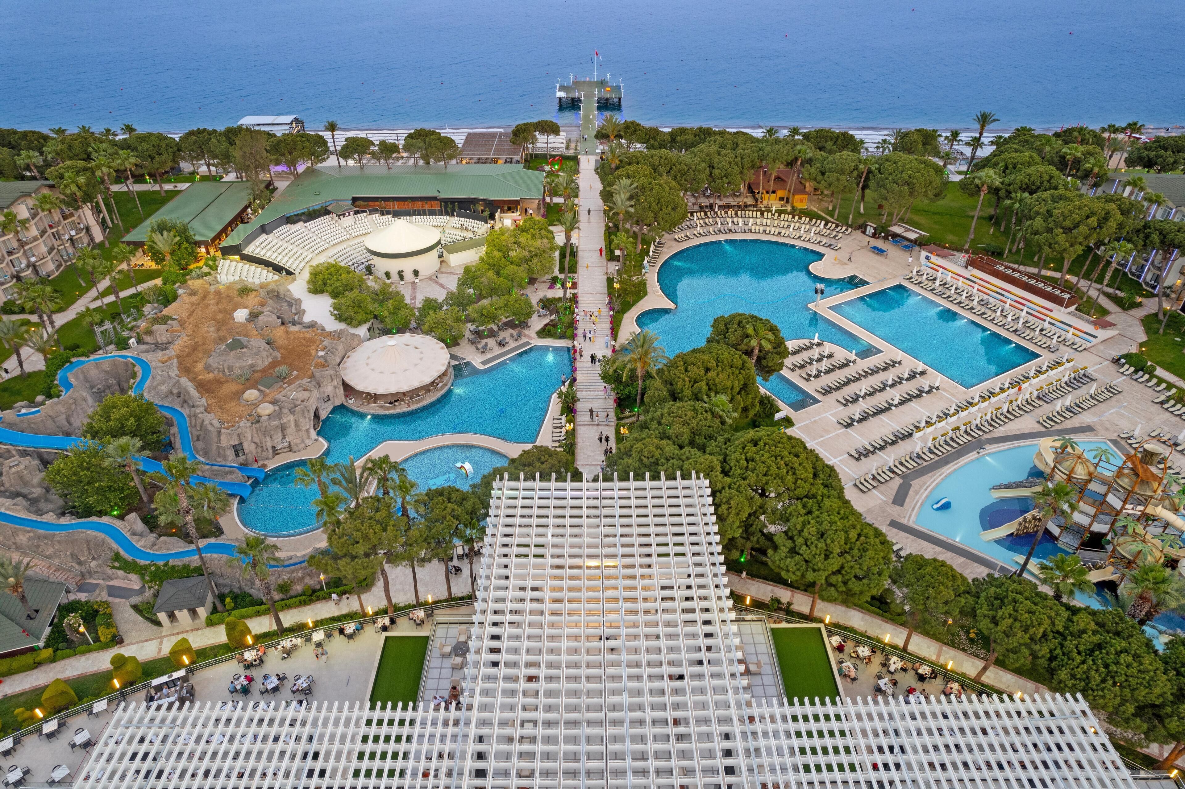 2 piscinas internas, 7 piscinas externas, guarda-sóis, espreguiçadeiras