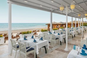 6 restaurants; breakfast, lunch, and dinner served