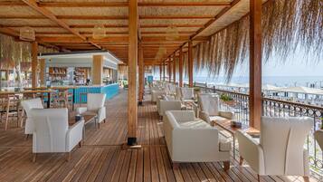 8 bares/lounges, 4 bares ao lado da piscina, bar na praia