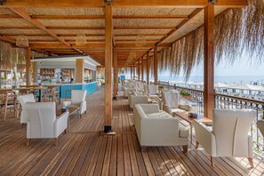 8 bares/lounges, 4 bares ao lado da piscina, bar na praia