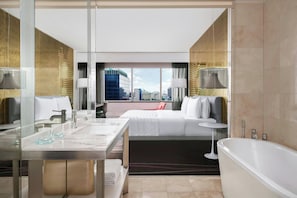 Camera, 1 letto king | Bagno | Vasca e doccia separate, vasca da bagno a immersione totale