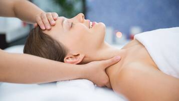 Eine Person erhält eine Massage in einem Spa-Ambiente.
