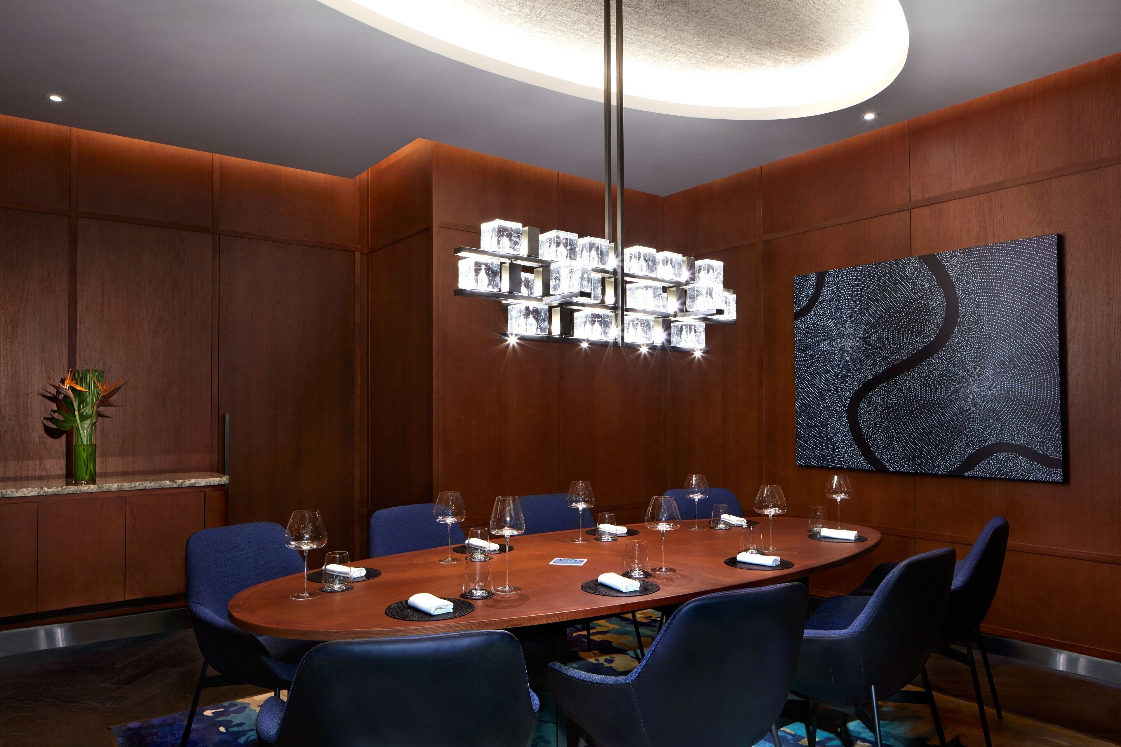 2 restaurants, breakfast, lunch, dinner served; international cuisine