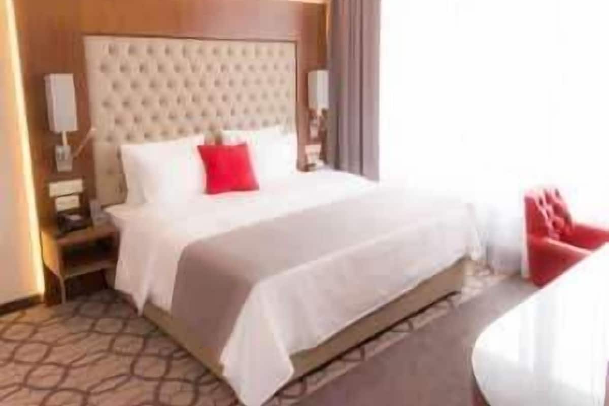 Hypo-allergenic bedding, minibar, in-room safe, desk