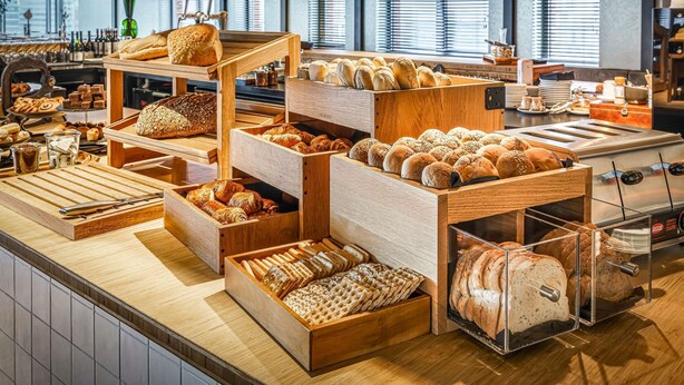 Une vitrine de boulangerie présentant une variété de pains et de pâtisseries.