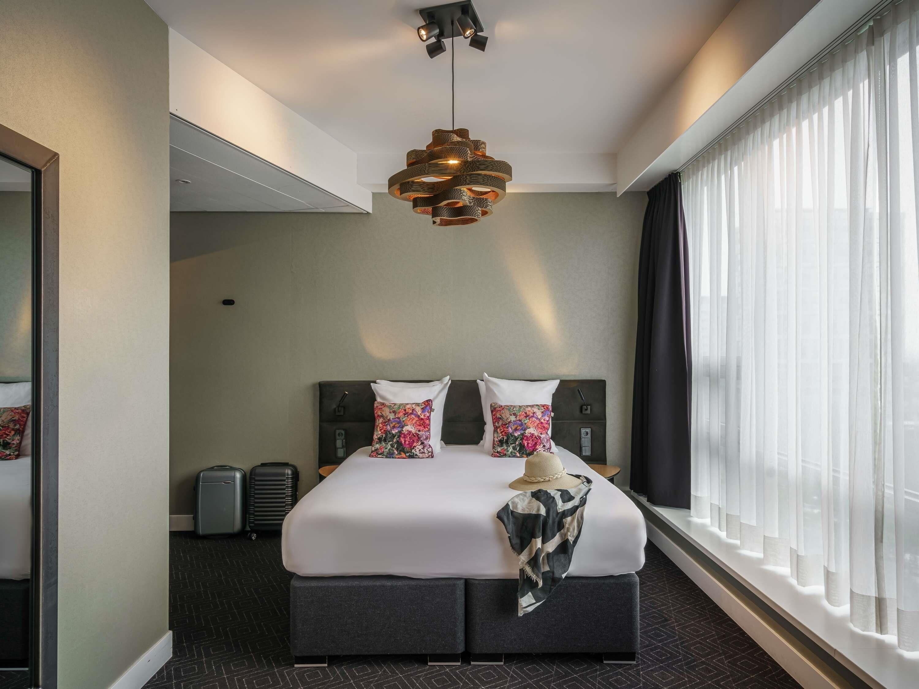 Ropa de cama de alta calidad y caja de seguridad en la habitación 