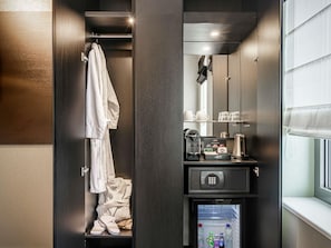 Ropa de cama de alta calidad y caja de seguridad en la habitación
