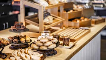 Ein reichhaltiges Buffet mit verschiedenen Backwaren und Gebäck.