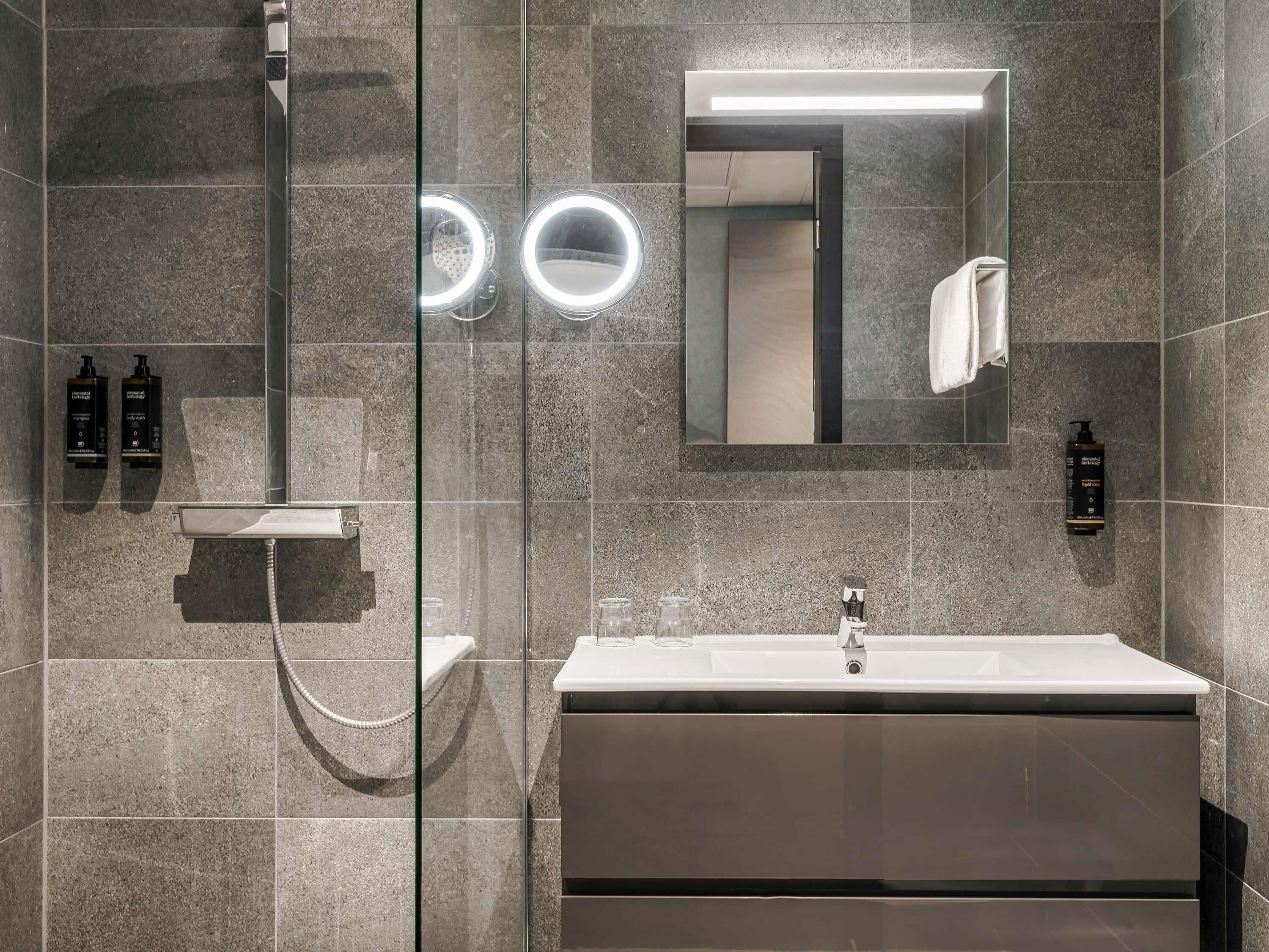 ห้องแฟมิลี่, เตียงใหญ่ 1 เตียง และโซฟาเบด (Classic) | เครื่องนอนระดับพรีเมียม, ตู้นิรภัยในห้องพัก, โต๊ะทำงาน, ห้องเก็บเสียง