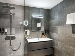 Privilege, Zimmer, 1 Doppelbett | Hochwertige Bettwaren, Zimmersafe, Schreibtisch, schallisolierte Zimmer
