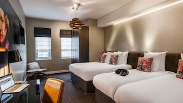 Camera familiare, letti multipli (Classic) | Biancheria da letto di alta qualità, cassaforte in camera, una scrivania