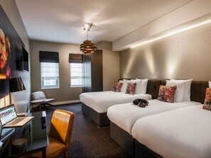 家庭房, 多张床 (Classic) | 高档床上用品、客房内保险箱、办公桌、隔音