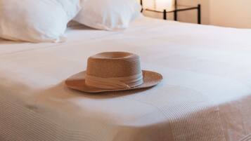 Tweepersoonskamer | Een bureau, verduisterende gordijnen, geluiddichte muren