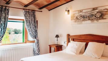 Een bureau, verduisterende gordijnen, geluiddichte muren