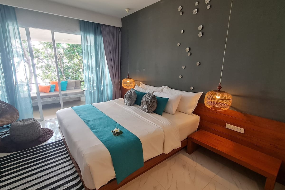 deluxe double room with sea view | in-room safe, blackout curtains, free wifi, bed sheets