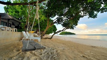 Privatstrand, Liegestühle, Strandtücher, Massagen am Strand