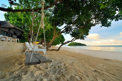 Plage privée, chaises longues, serviettes de plage