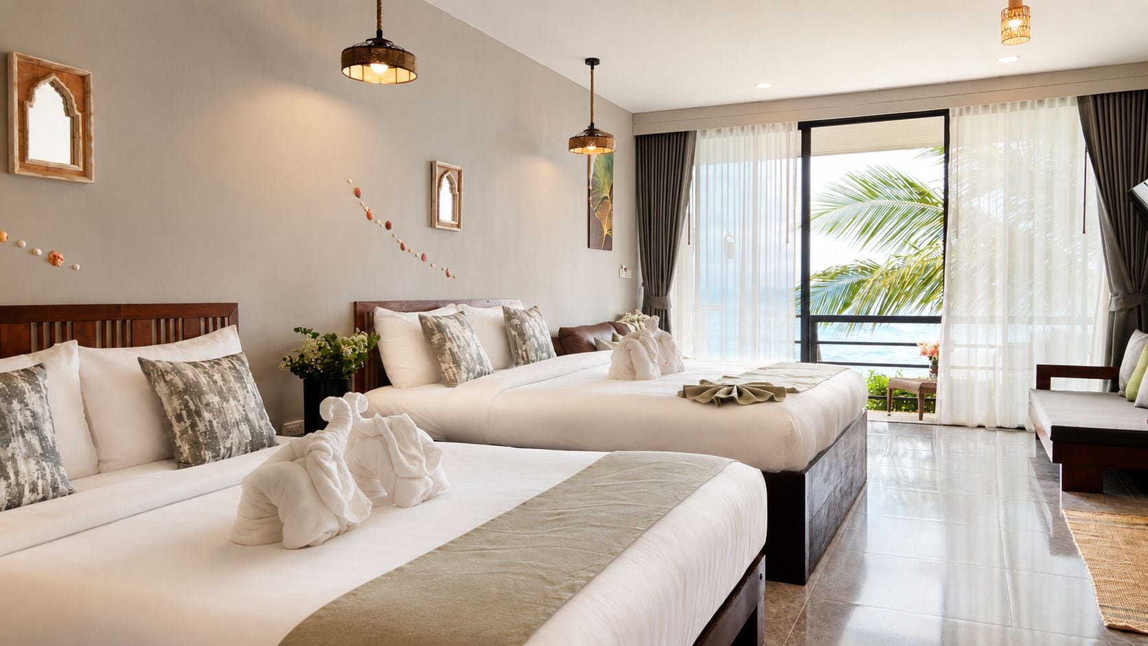 Habitación de hotel con dos camas, un ventanal grande y vistas al exterior.