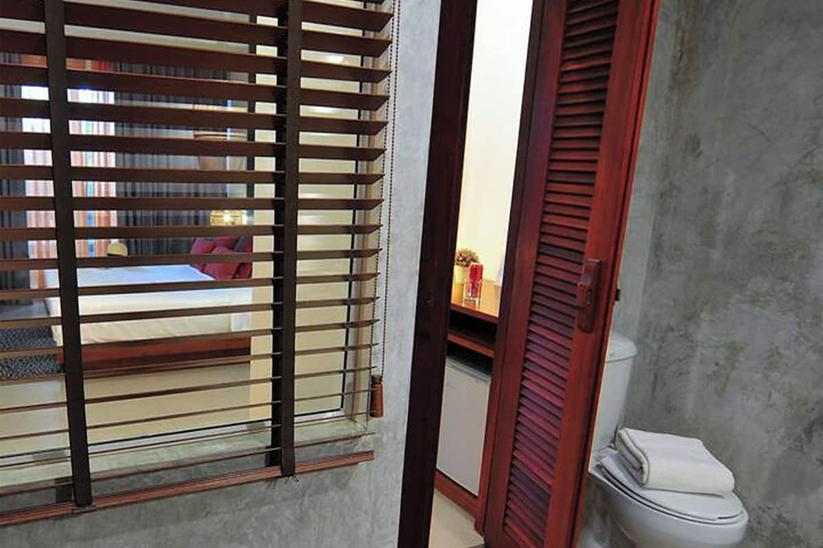 grand superior double room | bathroom | shower, free toiletries, hair dryer, towels