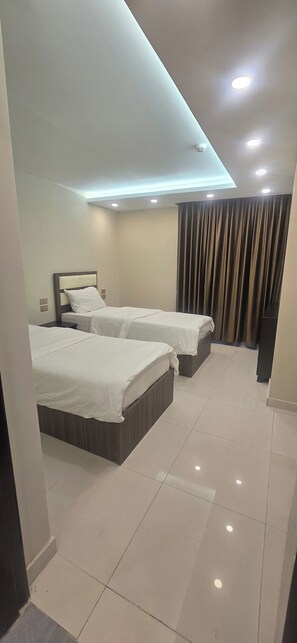 Bộ đồ giường cao cấp, nệm có lớp đệm bông, minibar 