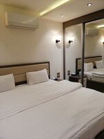 Ropa de cama de alta calidad, colchones con pillow-top y minibar 
