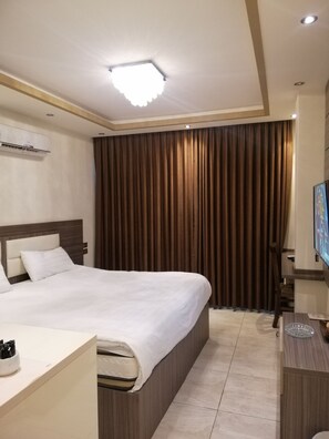 Sengetøy av topp kvalitet, senger med overmadrass og minibar