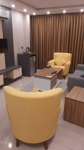 Luksus-dobbeltrom | Sengetøy av topp kvalitet, senger med overmadrass og minibar