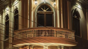 Fassade der Unterkunft – Abend/Nacht