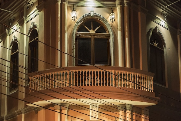 Fachada de la propiedad por la tarde o noche