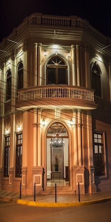 Fachada de la propiedad por la tarde o noche