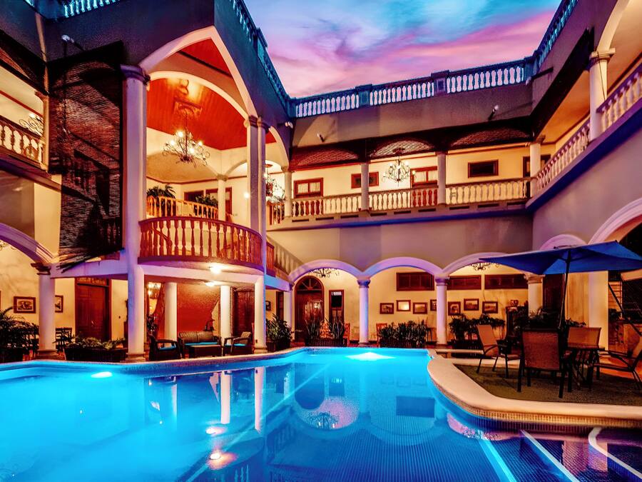 Una piscina al aire libre