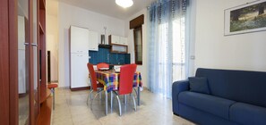 Standard-Apartment, 1 Schlafzimmer, Kochnische | Wohnzimmer | 32-Zoll-Flachbildfernseher mit Kabelempfang, Fernseher