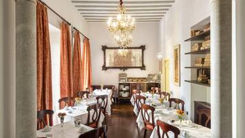 Café da manhã com buffet todos os dias mediante uma taxa