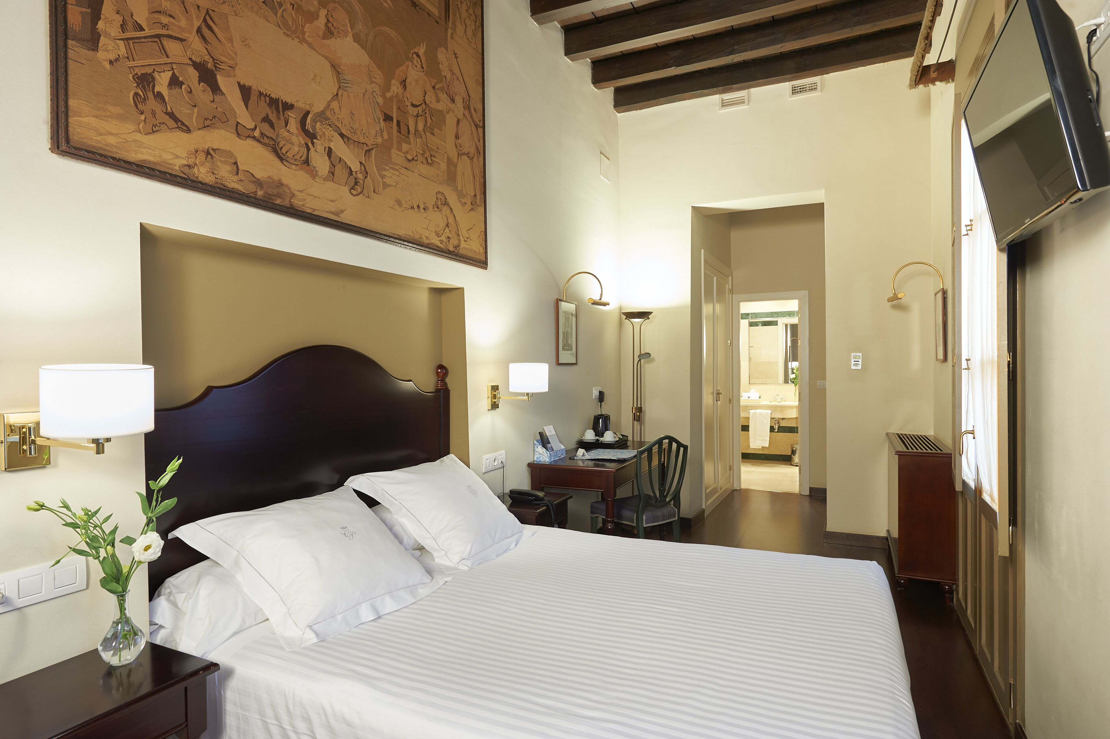 Classic Room | Minibar, in-room safe, individually furnished, desk