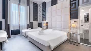 Quarto quádruplo | Edredons de pluma, frigobar, cofres nos quartos, escrivaninha