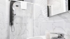 A bathroom with a shower, a sink, and a mirror. - Hotel Argentina (Florence)