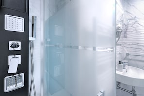 Baignoire relaxante profonde, sèche-cheveux, serviettes fournies