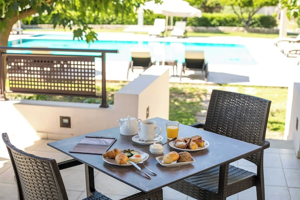 Free daily buffet breakfast