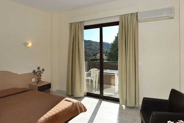 Superior-rum - 1 sovrum | 1 sovrum, värdeförvaringsskåp på rummet, skrivbord och ljudisolering