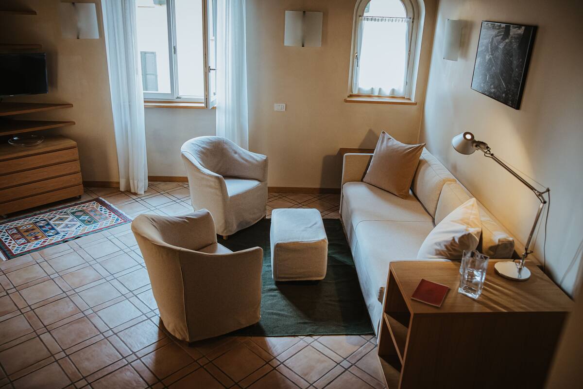 Leilighet, 2 soverom | Oppholdsområde | En 32-tommers Flatskjerm-TV med Parabol-TV samt TV