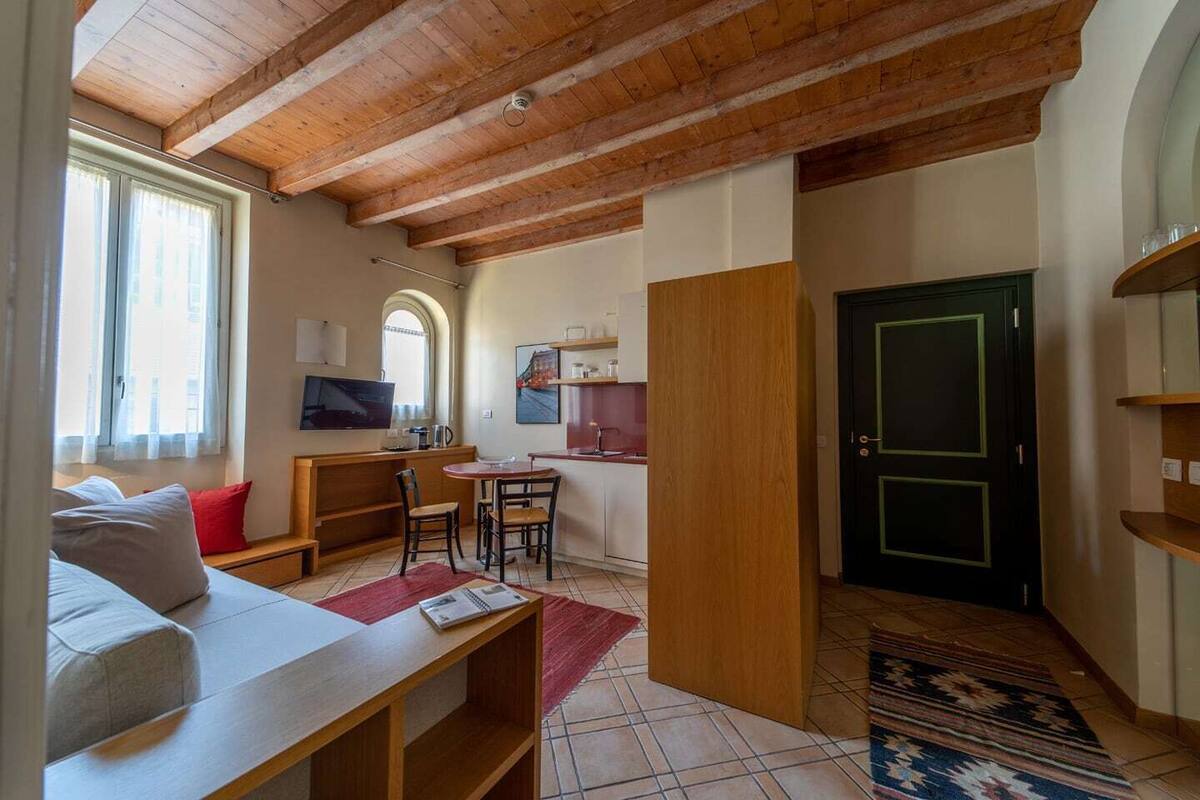 Leilighet – executive, 2 soverom | Oppholdsområde | En 32-tommers Flatskjerm-TV med Parabol-TV samt TV