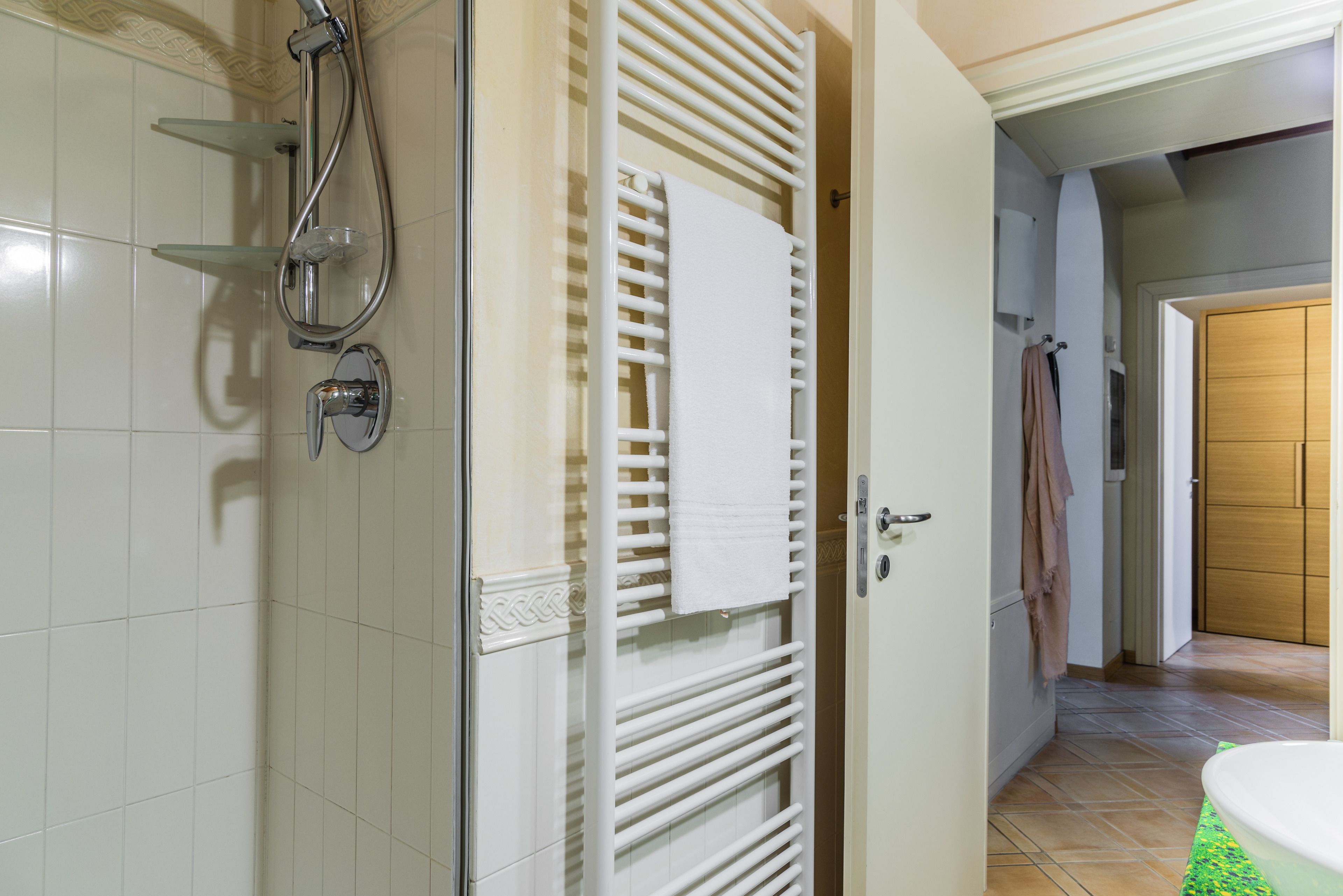 Ein Badezimmer mit Dusche, Handtuchhalter und Waschbecken.