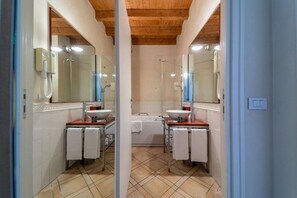 Executive Plus Apartment Two Bedrooms  | Bathroom