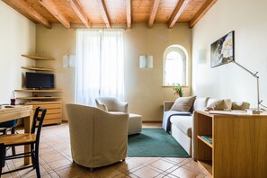 Appartement, 2 slaapkamers | Woonruimte | Een 32-inch flatscreentelevisie met satellietzenders en een televisie