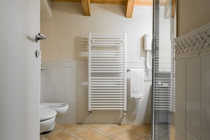 Appartamento Executive Plus 2 camere da letto | Dotazioni del bagno | Set di cortesia gratuito, asciugacapelli, bidet, asciugamani
