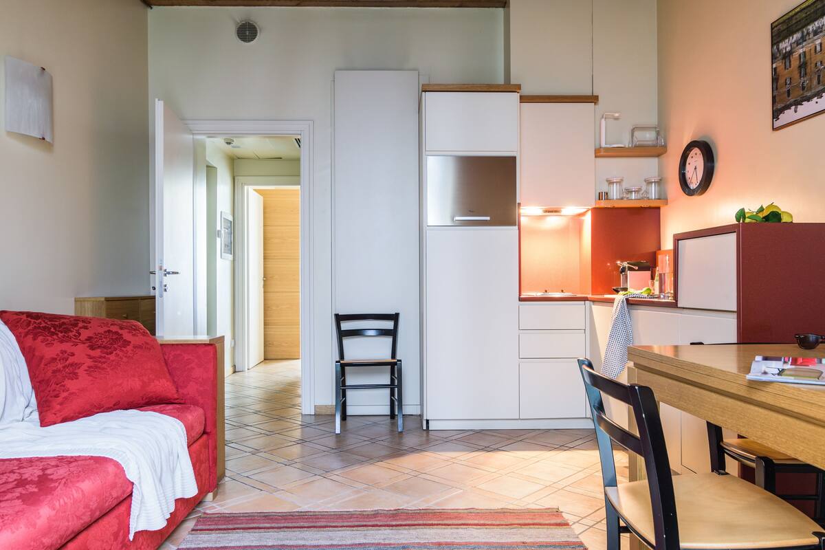 Leilighet – executive, 1 soverom | Oppholdsområde | En 32-tommers Flatskjerm-TV med Parabol-TV samt TV